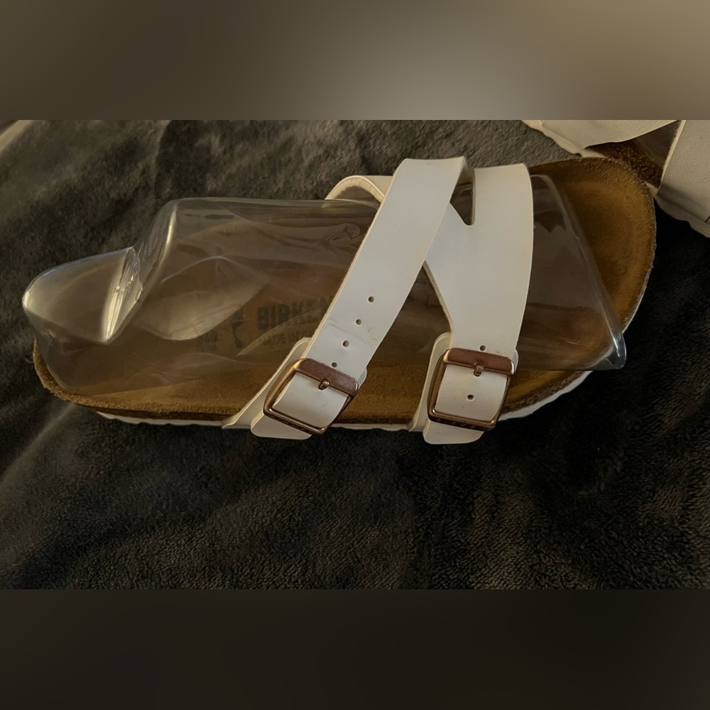 Birkenstock Women’s Winter White Crisscross Rose Gold Buckle Sandals/Slide. 6.5. - Picture 3 of 11